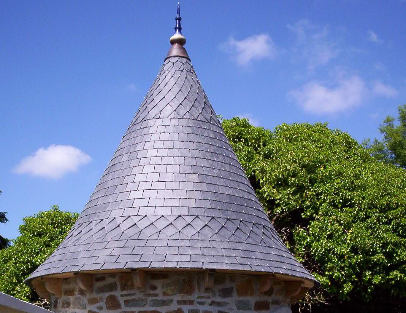 Tourelle en ardoises naturelles avec décoration